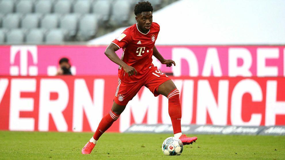 Alphonso Davies chơi bóng trên sân cỏ với tốc độ 36,51 km/h